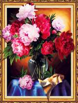 Букетик пионов в прозрачной вазе