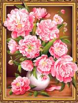 Белая ваза с розовыми пионами