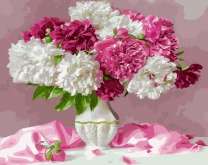 Распустившиеся пионы в красивой вазе