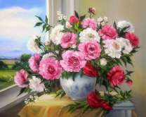 Пионы в вазе у окна