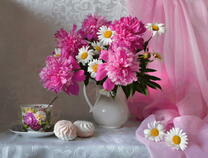 Букет с пионов и ромашек на столе с чаем