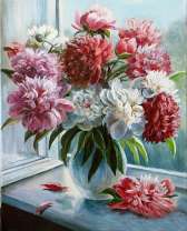 Ваза с букетом увядающих пионов