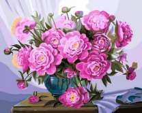 Ваза с нежными пионами на столе