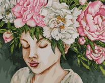 Девушка с большими пионами в волосах