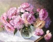 Нежные пионы на столе