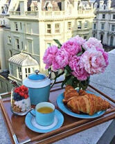 Букет пионов, круассаны и чай