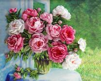 Огромный букет пионов у окна