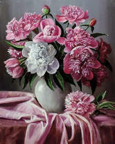 Букет пионов на розовой драпировке