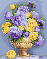 Букет цветных пионов в золотой вазе