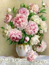 Ваза с цветущими пионами на столе