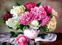 Беленькая ваза с букетом пионов