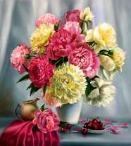 Пышный букет пионов в белой вазе