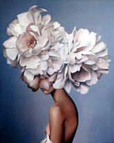 Белые пионы в голове у девушки