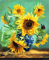 Букет подсолнухов в голубой вазе и бабочки