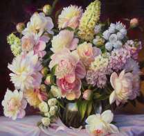 Букет из пионов и гладиолусов в вазе