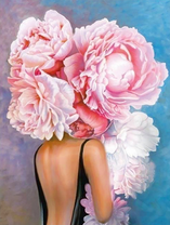 Девушка в черном платье с огромными пионами на голове