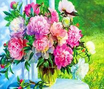 Большой букет пионов на окне