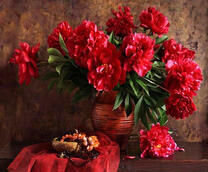 Букет багровых пионов в золотой вазе