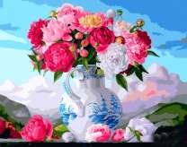 Красивый букет пионов на фоне гор