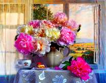 Пионы в вазе у окна