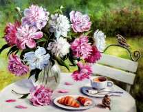 Цветущие пионы, круассаны и кофе
