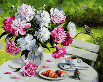 Завтрак в саду с пионами и воробушками