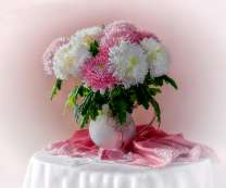 Белая ваза с букетом пионов