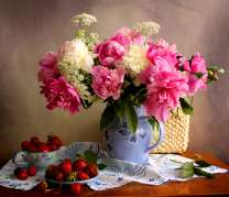 Пионы в кувшине и клубника