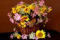 Плетеная корзина подсолнухов и фиалок