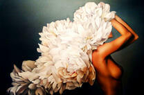 Обнаженная девушка и раскрывшийся цветок