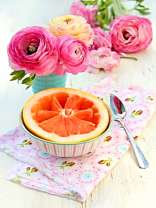 Грейпфрут и розы на столе