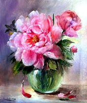 Большие цветы пионов в маленькой вазочке