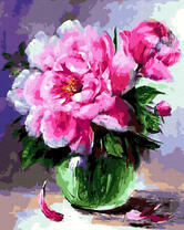 Крупные цветы пионов в прозрачной вазе