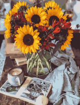 Букет с подсолнухами и чашечка какао