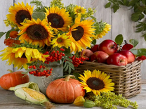 Букет подсолнухов с рябиной и осенний урожай