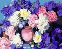 Большой букет ярких цветов в кувшине