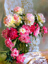 Прозрачная ваза с пионами на столе