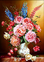 Розы, пионы и колокольчики в белом кувшине