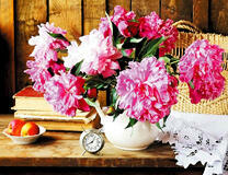 Букет пионов, часы и яблоки