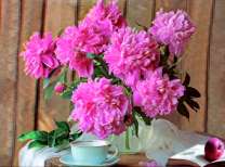 Букет пионов и чашечка чая на столе