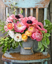 Ведёрко с розами и пионами