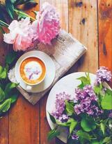 Чашечка кофе, пионы и сирень