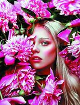 Блондинка среди ярких пионов