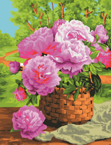 Букет нежно-розовых садовых пионов в корзине