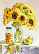 Букет подсолнухов и груша на столе