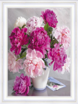 Букет пионов в белой вазе