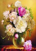 Букет крупных пионов в вазе на столе