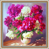 Букет разноцветных пионов в небольшой вазе