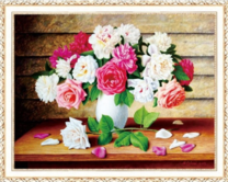 Розы и пионы в белой вазе