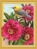 Желтая птичка на кустике цветущих пионов